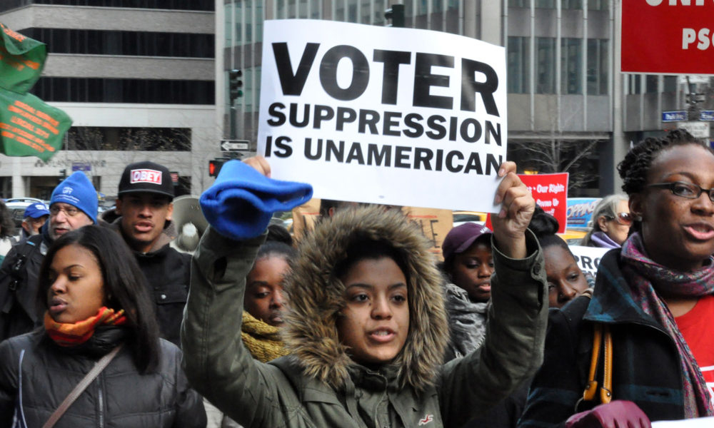 黑人妇女在投票权游行中举着牌子