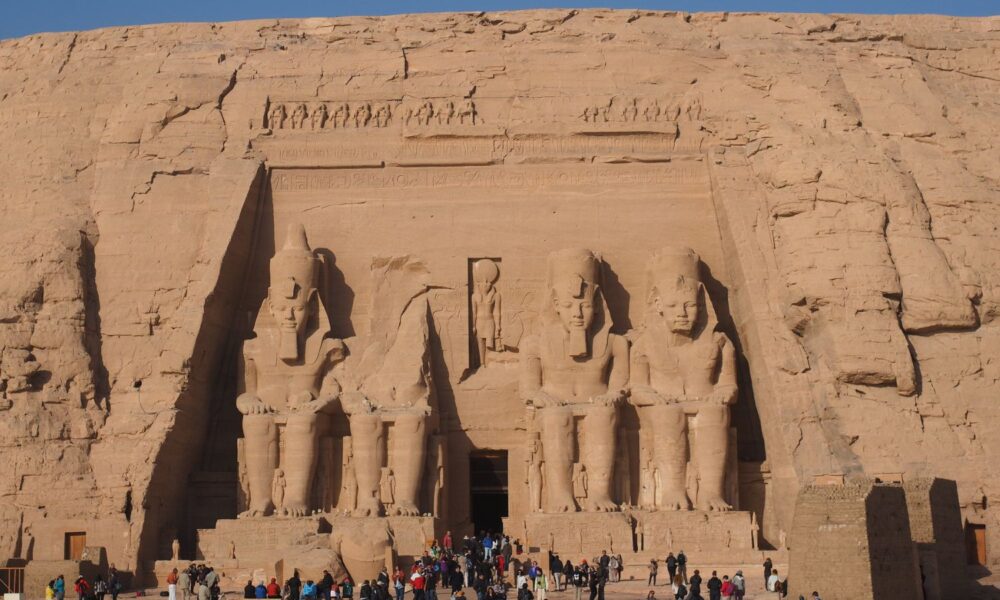 埃及阿布辛贝勒的寺庙，一群游客正在探索它们