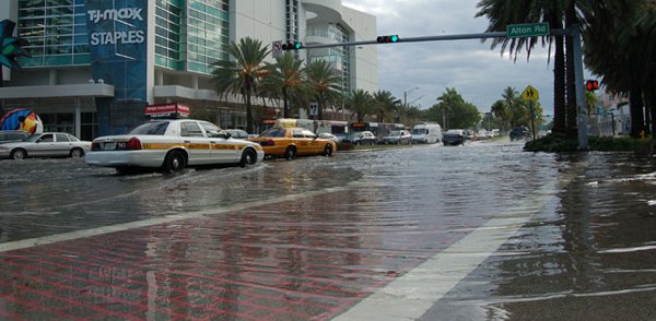 佛罗里达州的政策制定者已经在努力应对气候变化，包括代表该州最南部地区的众议员卡尔索·库贝罗(R)。