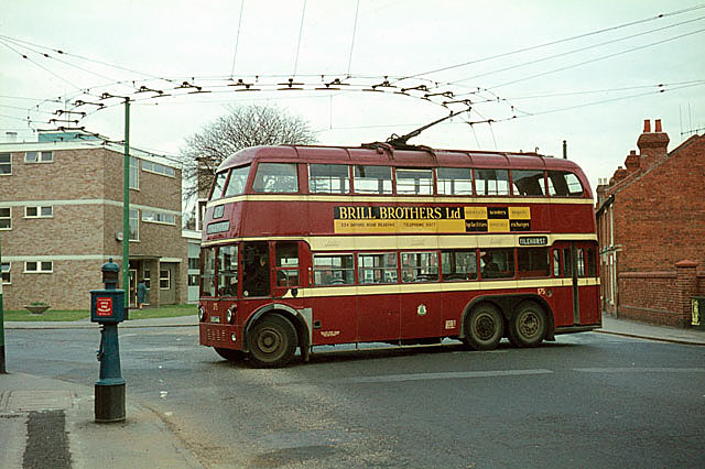 1966年，英国雷丁的一辆双层电动巴士。这样的公共汽车需要架空电线来供电。