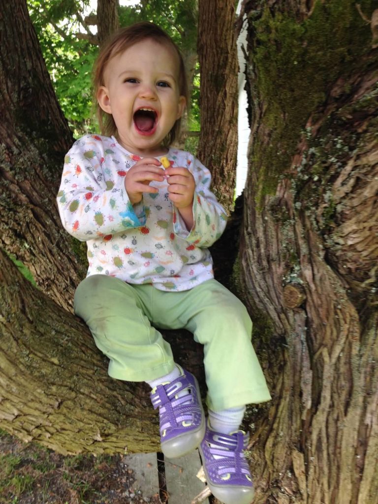 我的孙女艾思梅在树上。他们都可能活在22世纪。