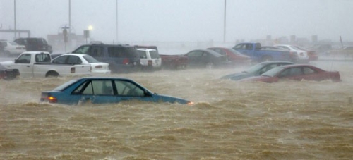 弗吉尼亚州诺福克的一个停车场被洪水淹没。图片来源:Michael Pendergass / US Navy。通过气候中心。
