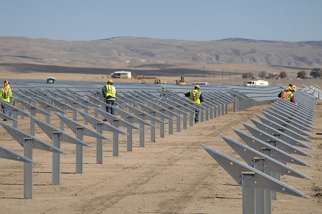 2012年黄玉太阳能项目的施工。图片来源:Sarah Swenty/USFWS