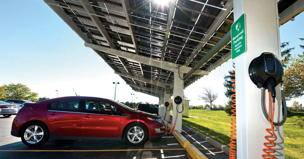 红色雪佛兰Volt停在10个新的太阳能充电站之一