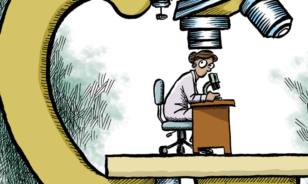 科学家被巨大的显微镜检查的卡通形象
