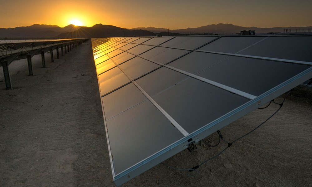 沙漠中的太阳能电池板