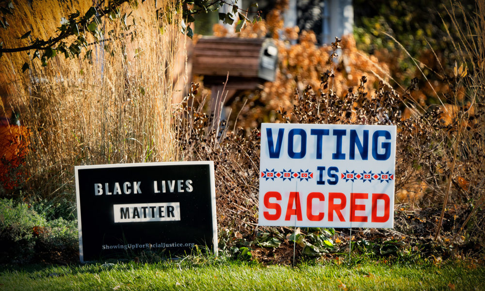 明尼苏达州一户人家外的牌子上写着黑人的生命很重要，投票是神圣的