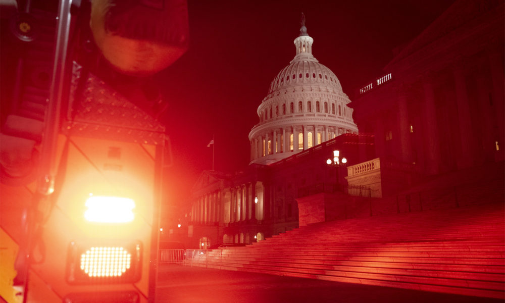 美国国会大厦外紧急救援车辆亮起红灯