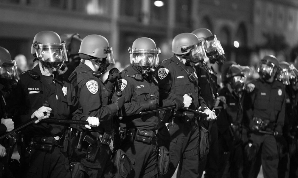 2010年，加州奥克兰抗议活动期间，防暴警察戴着防毒面具