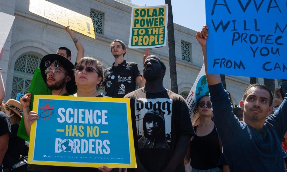 2017年，在洛杉矶举行的科学大游行中，游行者们举着包括“科学无国界”在内的标语