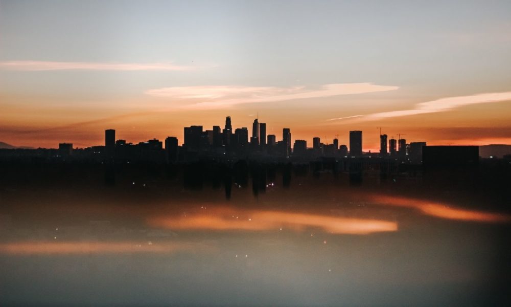 在这张洛杉矶的城市景观照片中，夕阳和高温造成了模糊的效果