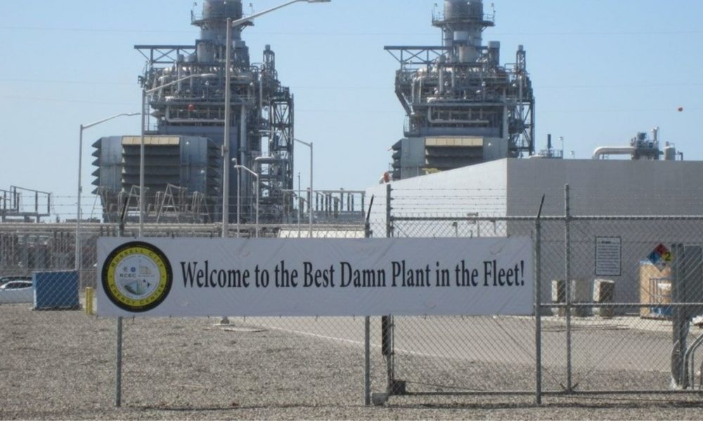 位于加州海沃德的拉塞尔市能源中心的照片，由博客作者在他的旅行中拍摄。工厂前的铁链栅栏上写着:“欢迎来到舰队中最好的工厂!”