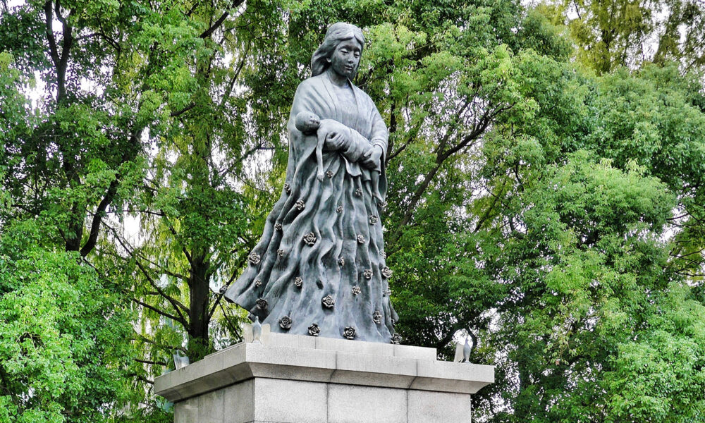 日本长崎和平公园的一座雕像