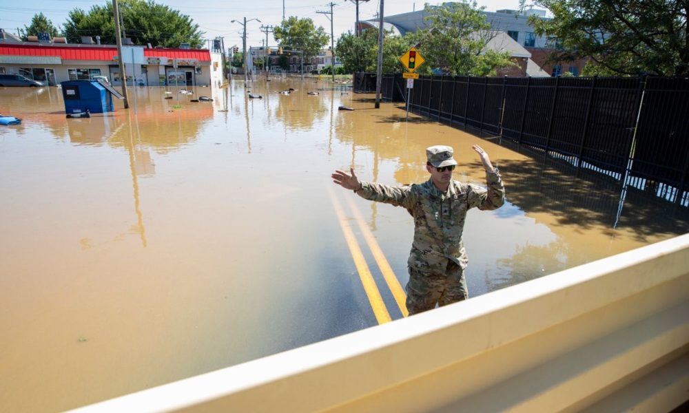 特拉华州陆军国民警卫队成员于2021年9月2日在特拉华州的威尔明顿提供洪水救援支持，与当地消防部门和警察一起，协助在飓风艾达后大雨淹没该地区并用积水覆盖道路后被困的社区成员