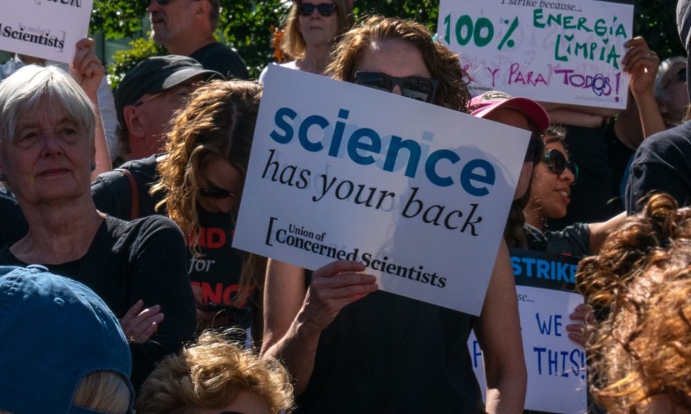 “科学支持你”的标语在抗议活动中出现