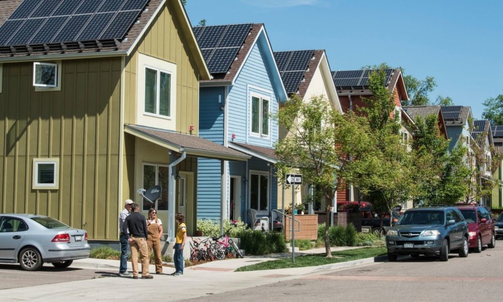 科罗拉多州博尔德的一个社区，以彩色的太阳能电池板屋顶为特色