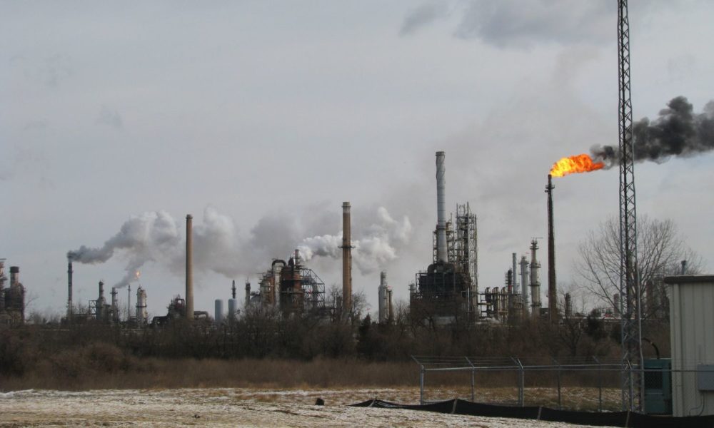 特拉华市的一家炼油厂的一个通风口正在喷发