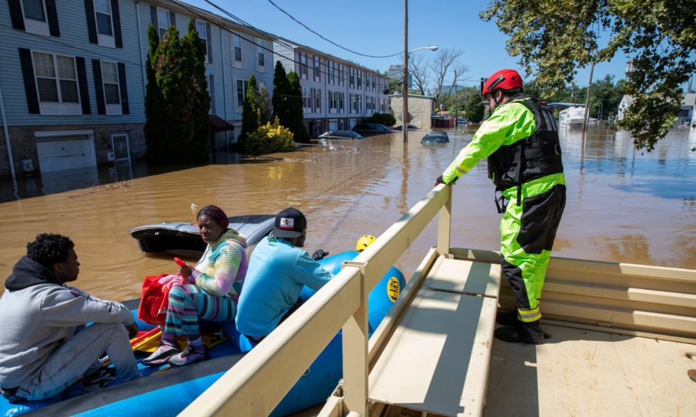 特拉华州陆军国民警卫队成员于2021年9月2日在威尔明顿与当地消防部门和警察一起提供洪水救援支持，以帮助在大雨浸透该地区并被积水覆盖道路后被困的社区成员。