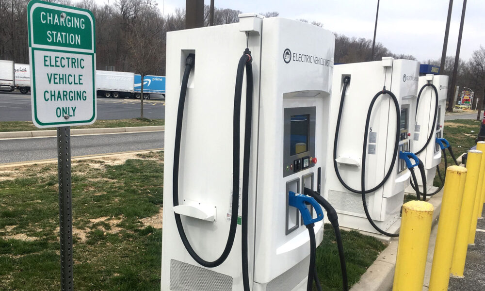 马里兰州I-95公路沿线的快速电动汽车充电站。
