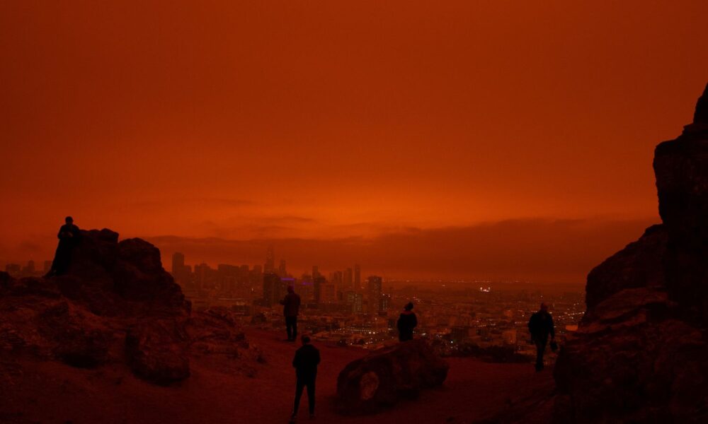 2020年，野火将天空变成怪异的橙色后，人们俯瞰旧金山的剪影