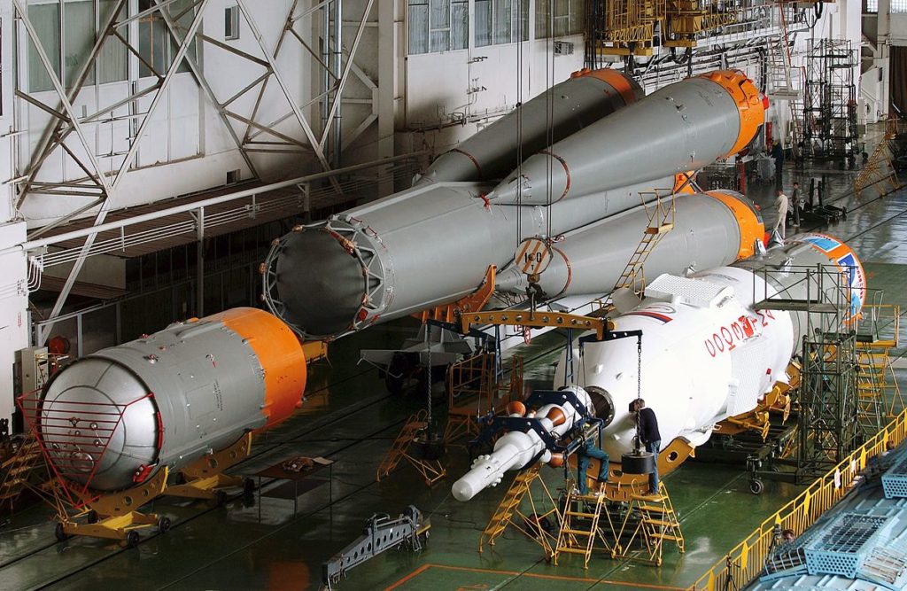 这张照片显示的是联盟号火箭正在准备发射。左下角的物体是发射器的第三级。