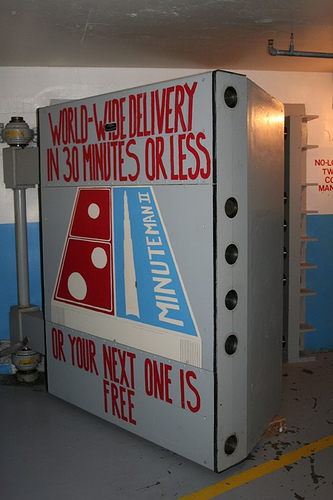 位于南达科他州的一个退役的民兵II导弹基地(现在是一个历史遗址)的发射控制设施的爆炸门，表明美国有能力在半小时内将其核导弹发射到全球各地。(来源: