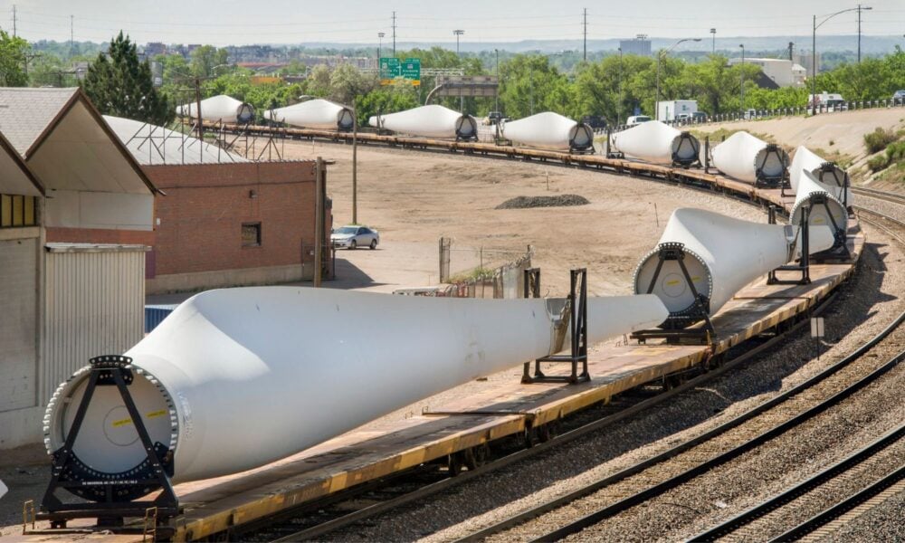 通过丹佛的火车运输风力涡轮机叶片。
