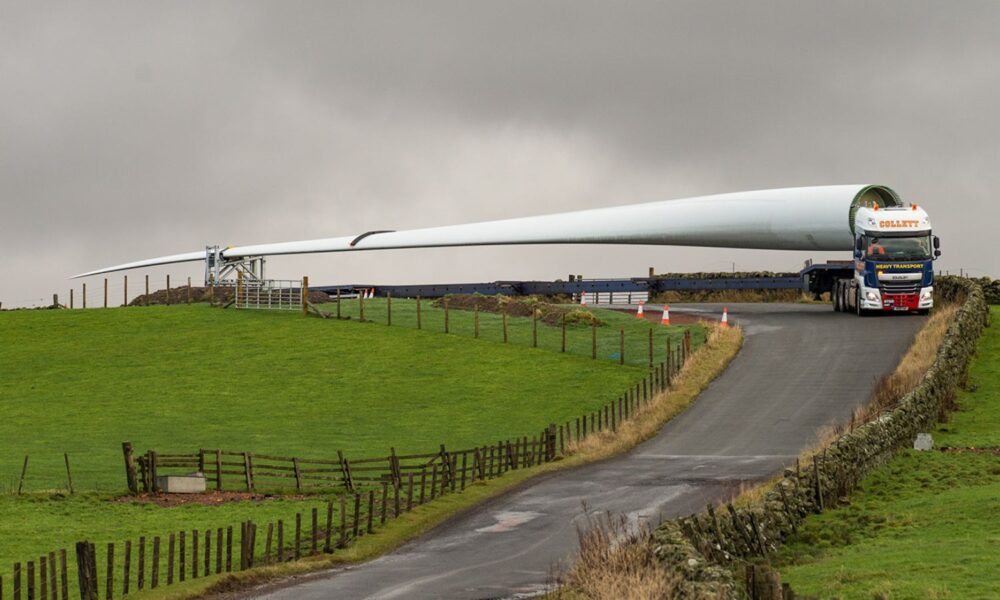 一台陆上风力涡轮机正被运往英国的缪尔霍尔风电场。