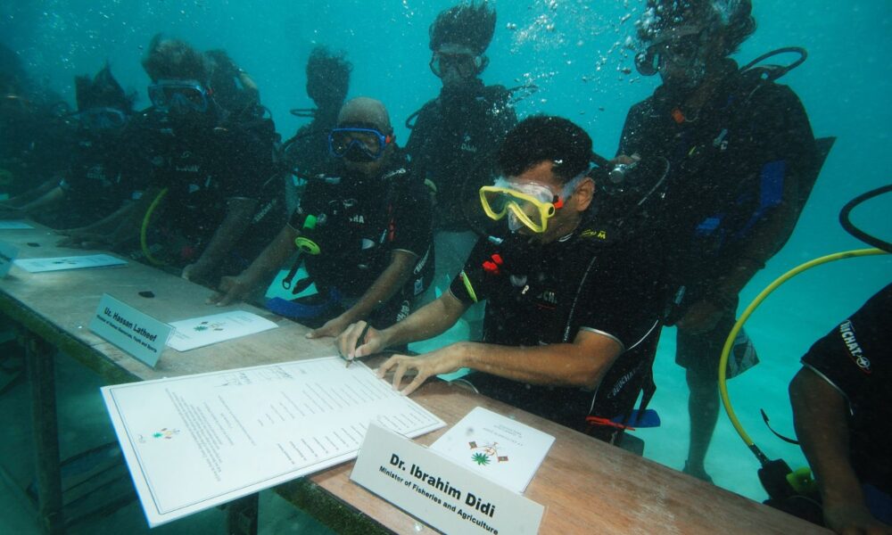 马尔代夫渔业和农业部长易卜拉欣·迪迪博士签署水下内阁会议法令。