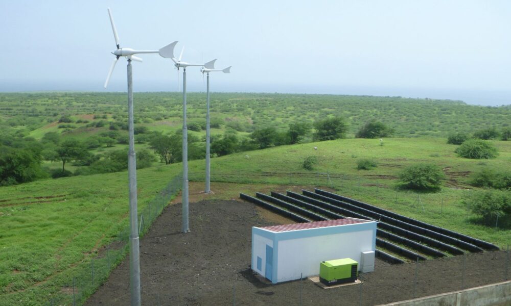佛得角通过微电网实现微型发电的一个例子，使用小型风力涡轮机、太阳能光伏和能源储存为一个社区供电。