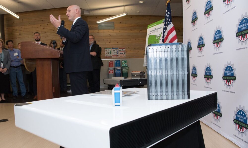 美国能源部负责能源效率和可再生能源的助理部长丹尼尔·西蒙斯宣布了2019年能源部电池回收奖的获奖者，奖励锂离子电池回收和再利用方面的创新。