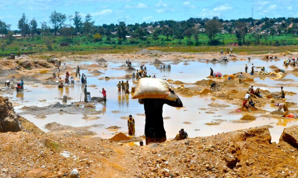 在刚果民主共和国，工人们正在清洗铜矿，
