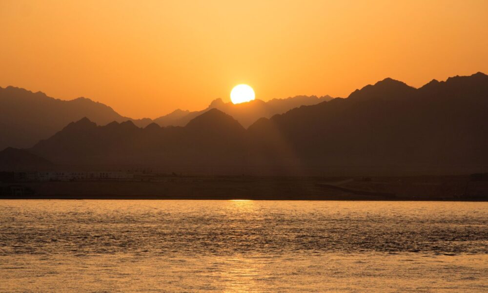 太阳从埃及度假小镇沙姆沙伊赫的山脉和海洋升起，这里是2022年联合国COP27会议的举办地