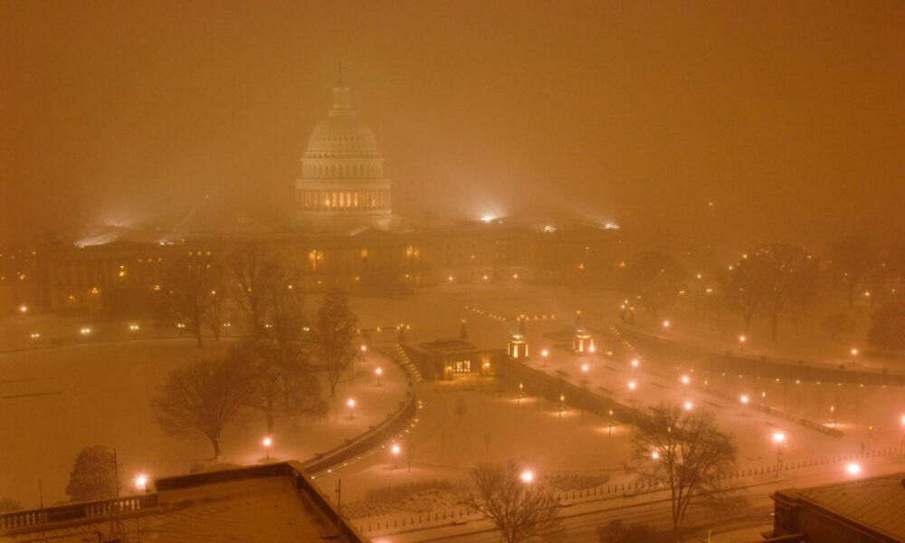 透过黄色街灯的阴霾，在暴风雪中看到美国国会大厦