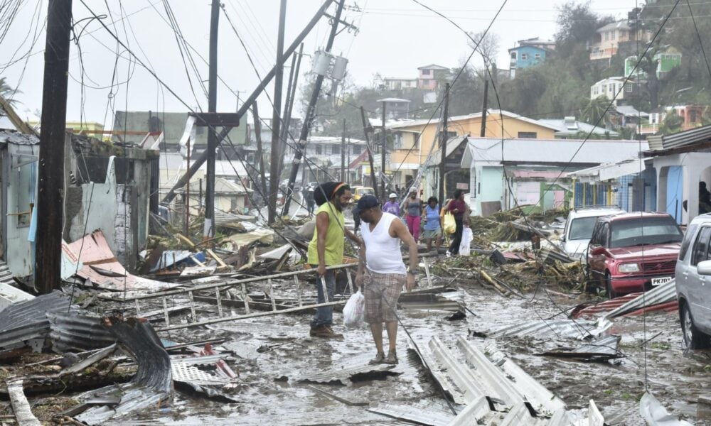 2017年飓风玛丽亚袭击波多黎各后的早上，两人正在调查飓风玛丽亚造成的破坏