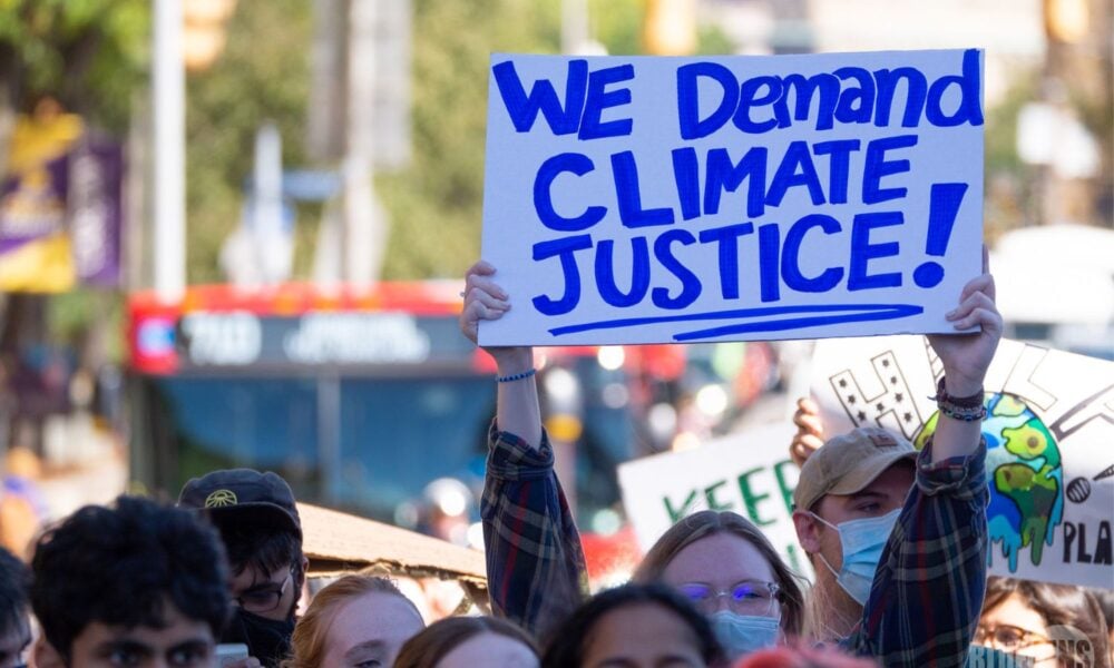 9月24日，一名抗议者在匹兹堡举行的气候罢工和游行中举着一个牌子，上面写着“我们要求气候正义”。