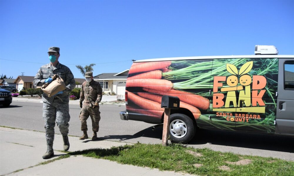 2020年4月2日，加州空军国民警卫队成员分发食物，作为加州警卫队COVID-19人道主义任务的一部分