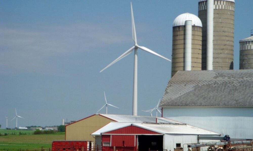 带农场的风力涡轮机
