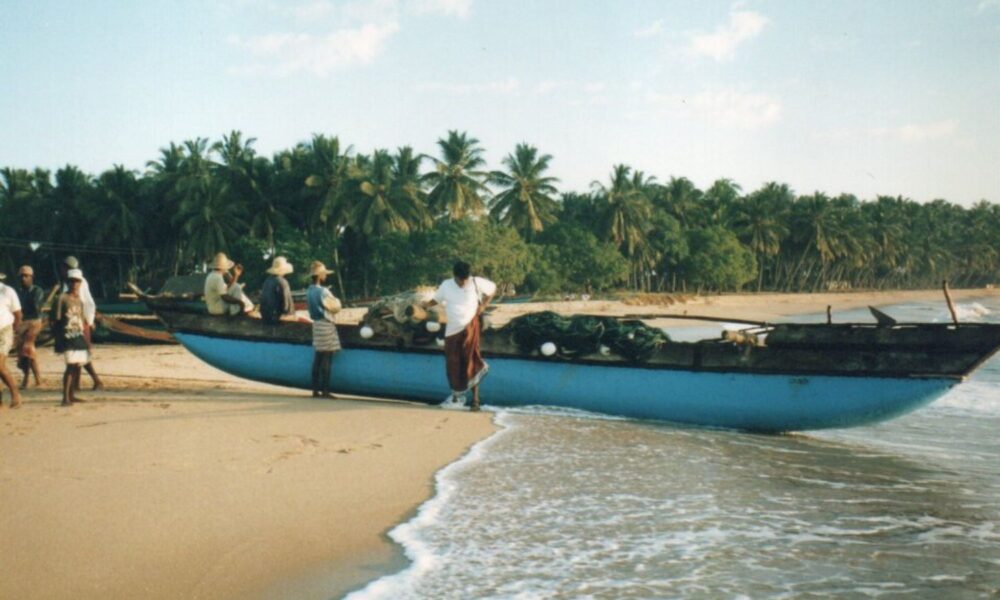 斯里兰卡海滩上的渔民。