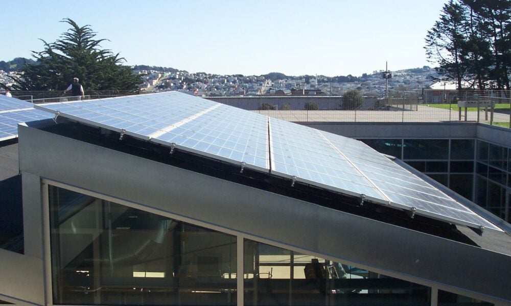 加州旧金山一所学校楼顶的太阳能电池板