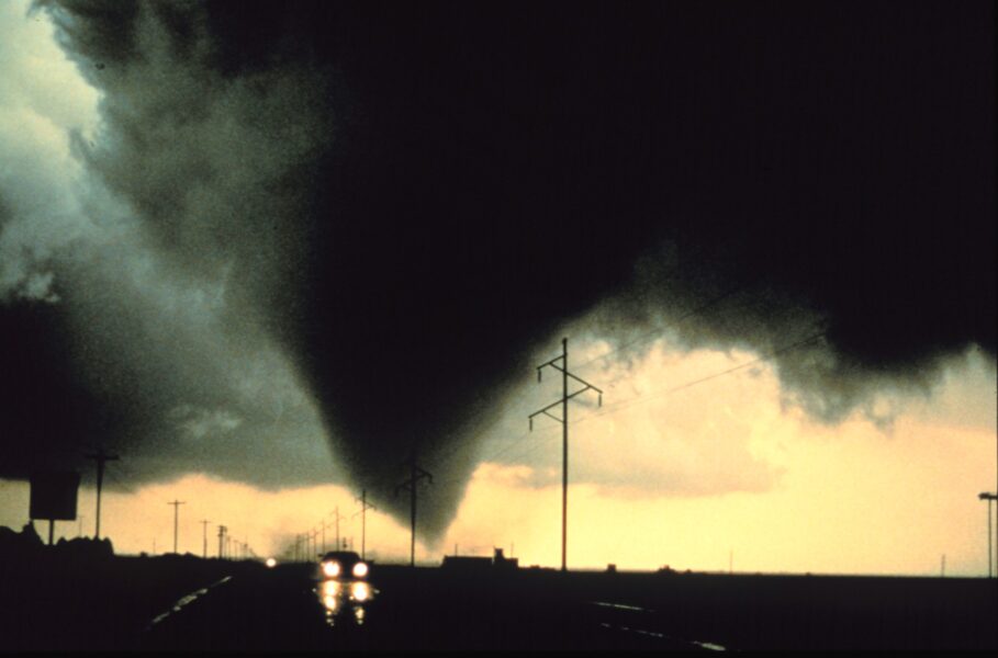 1995年，德克萨斯州，龙卷风接近一辆汽车的图像