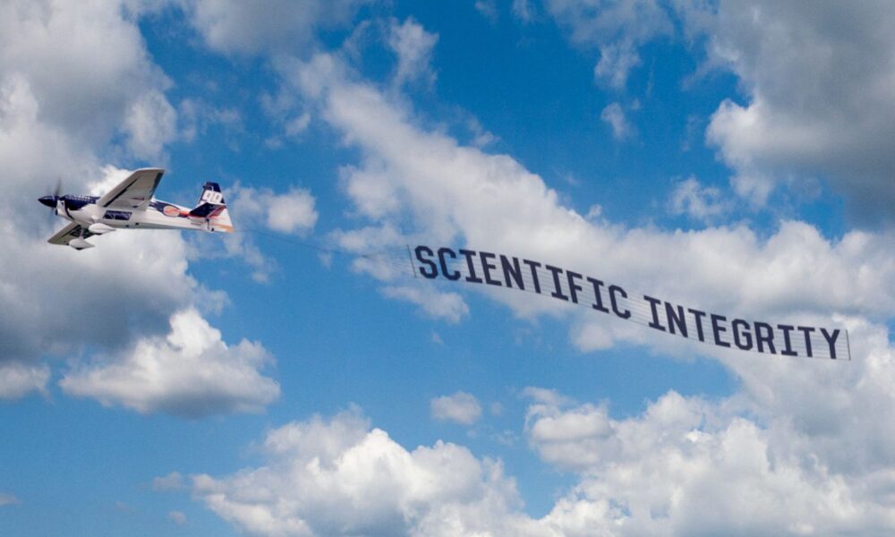 飞机在“科学诚信”的横幅