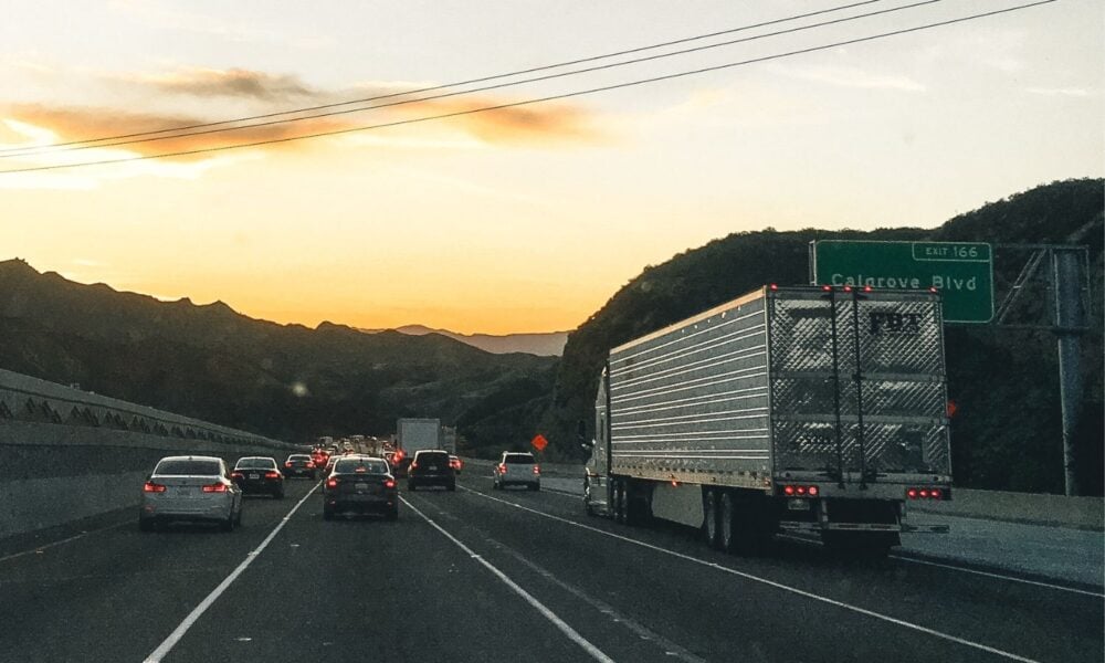 加州高速公路上的卡车