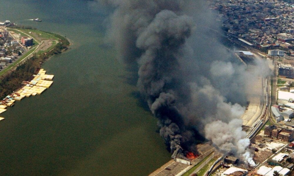 卡特里娜飓风过后，新奥尔良化学火灾产生的烟雾