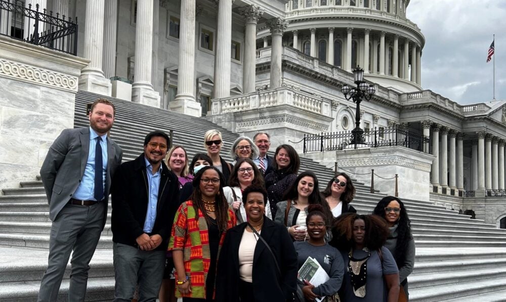 2023年5月，“全民美食”联盟成员在美国国会大厦前的台阶上摆姿势